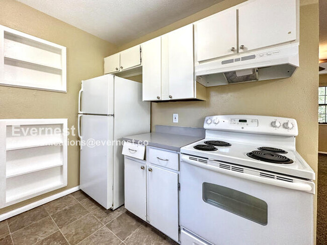 Building Photo - Beautiful 3-Bedroom Home with Garage / Ava...