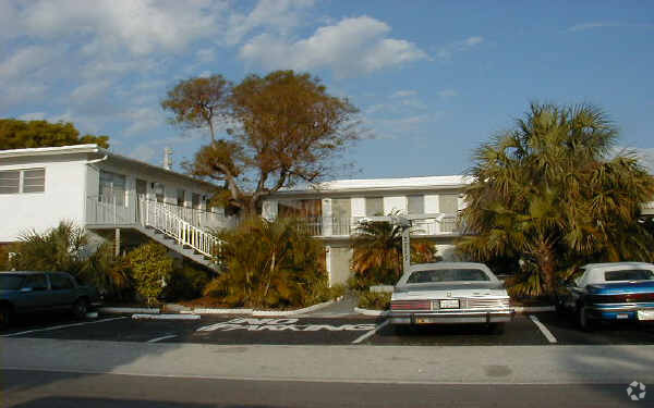 Vista de frente - Middle River Apartments