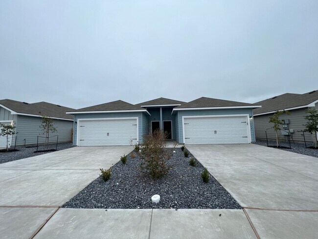 Building Photo - Luxury 3/2 Duplex in Seguin, Texas