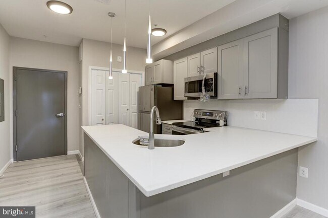 Building Photo - 400 N Highland Ave