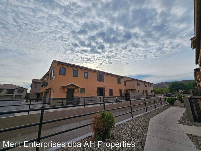 Foto del edificio - 3 br, 2.5 bath House - 2961 E DARROW ST