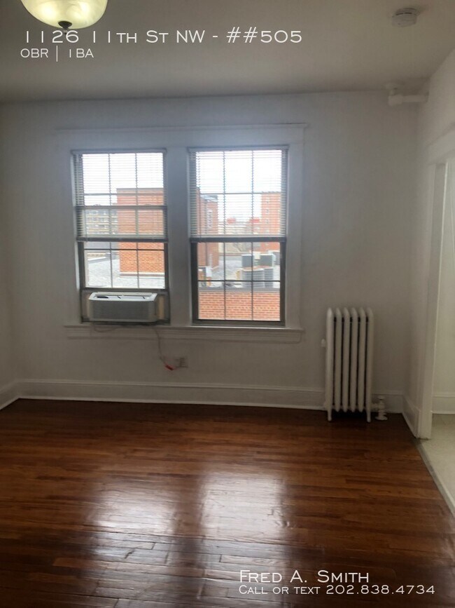 Building Photo - Great Studio in Downtown Location