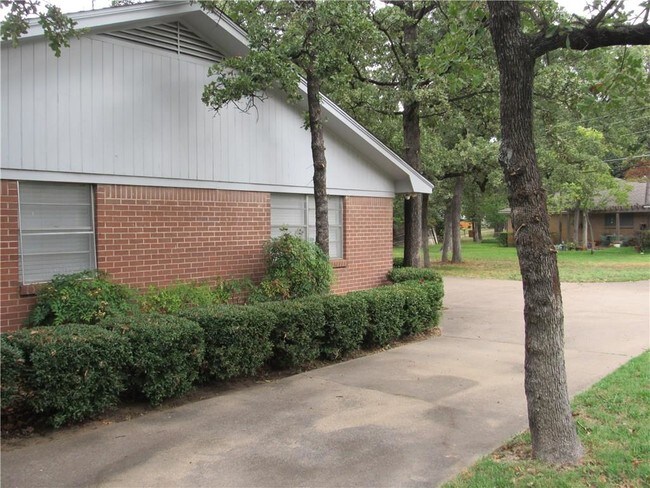 Building Photo - 1705 Hilltop Ln