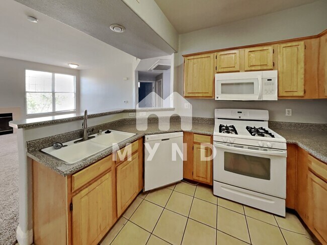 Building Photo - 8555 W Russell Rd Apt 2076