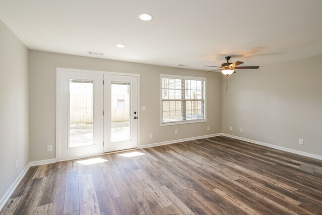 Building Photo - Stunning 3 Bedroom Townhome with Attached ...