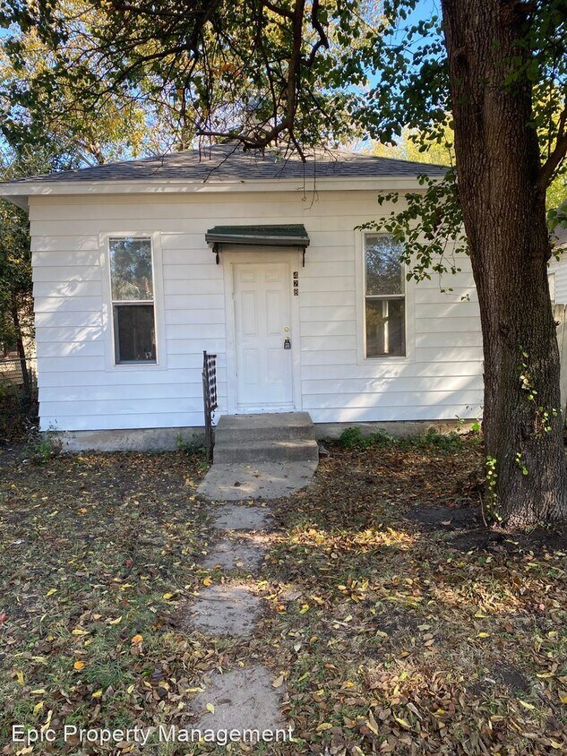 2 br, 1 bath House 428 NE Emmett St House Rental in Topeka, KS