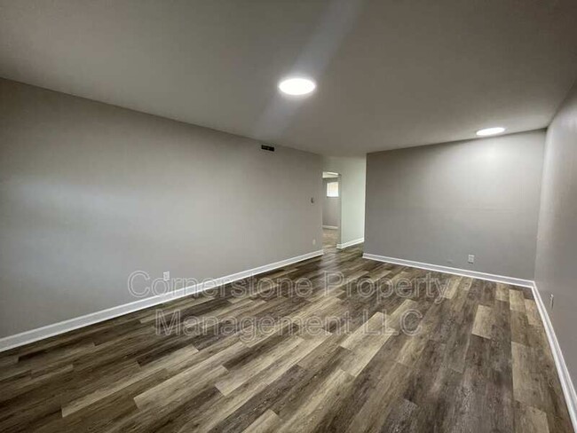 Building Photo - 2506 Redbud Ln