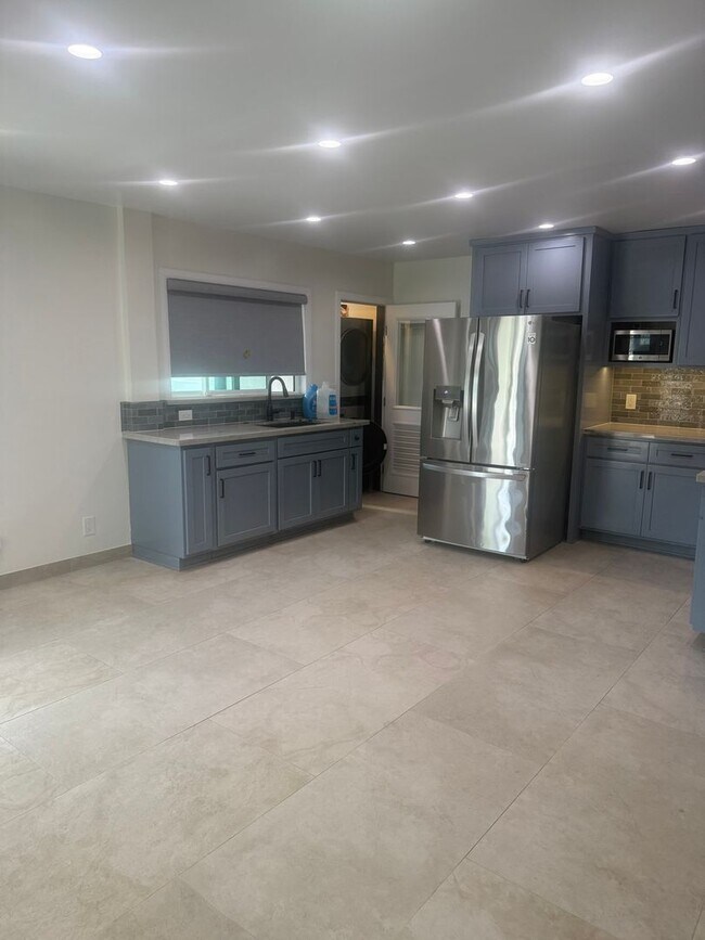 Foto del edificio - AWESOME COMPLETELY REMODELED 2 BEDROOM 1.5 BATH UNIT