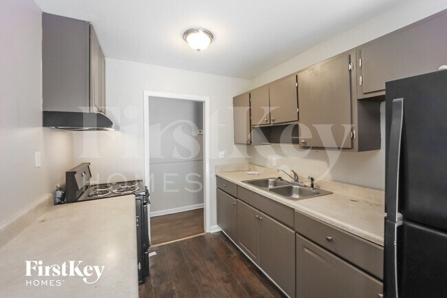 Foto del edificio - 642 Roxbury Dr