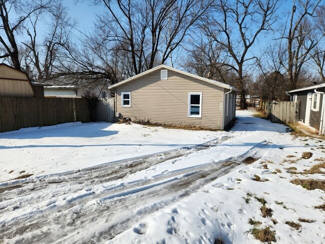 Building Photo - Spacious 2-Bedroom, 1-Bathroom Home AVAILABLE NOW!!