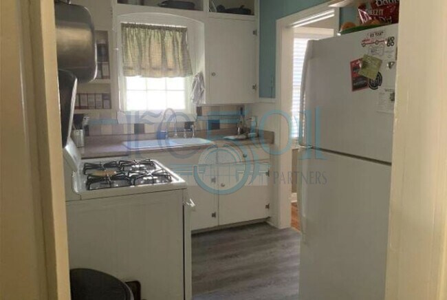 Building Photo - 2BR/1BA brick bungalow in Stiff Station, steps from UAMS!