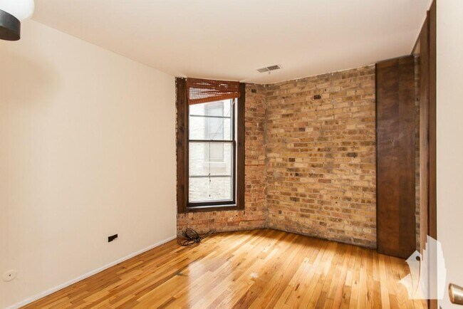 Building Photo - 604 W Surf St