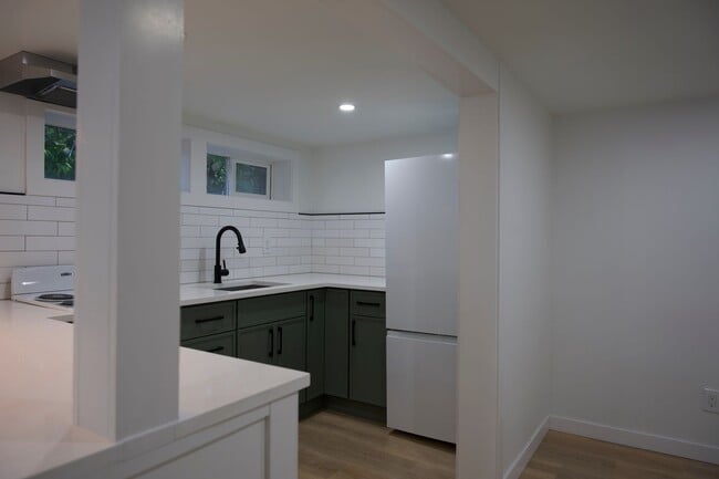 Building Photo - 1bd/1ba Seattle Triplex