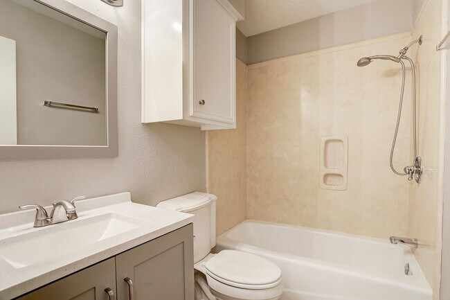 Foto del edificio - 6407 Crestside Dr