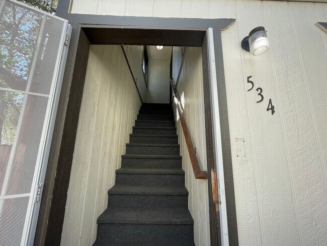 Foto del edificio - 1 Bedroom / 1 Bathroom Triplex