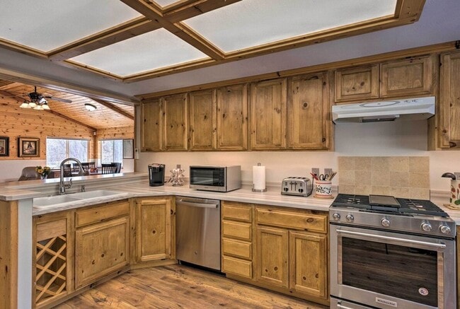 Building Photo - 425 Larch Ln