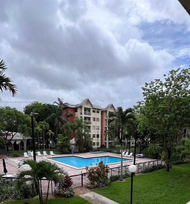Foto del edificio - 8323 Lake Dr