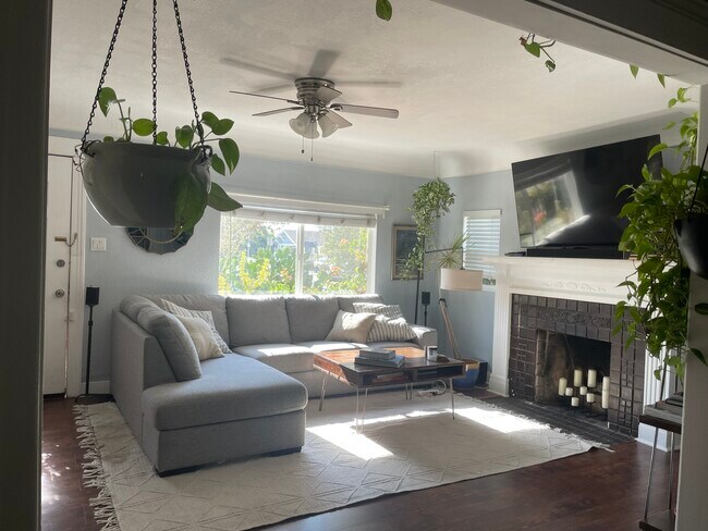 living room - 4529 Gilbert Plz