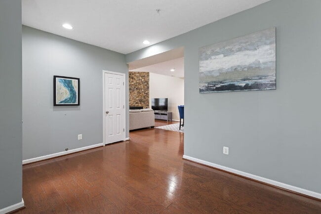 Building Photo - 212 Merlin Dr
