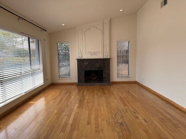 Foto del edificio - Single story home with low maintenance lan...