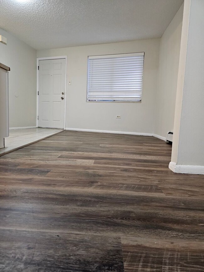 Building Photo - Price reduced!!-Cozy 1 bedroom garden leve...