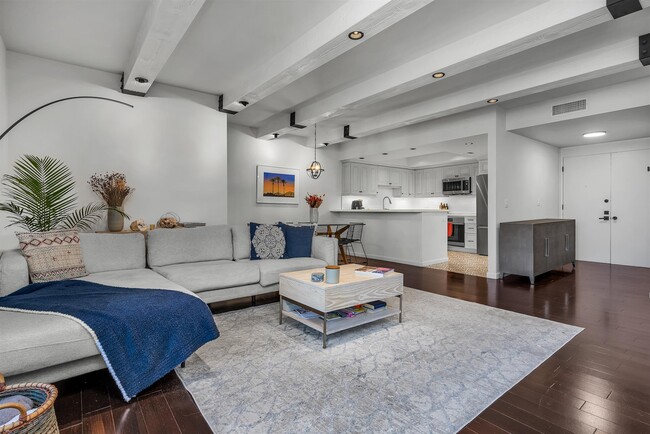 Foto del edificio - 321 S San Vicente Blvd