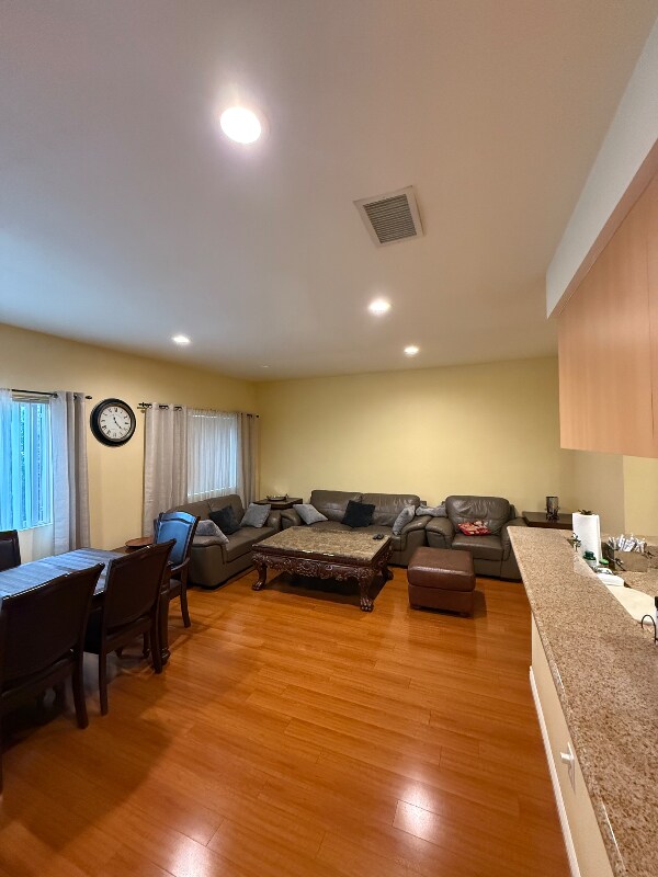 Foto del edificio - 1050 N Kingsley Dr
