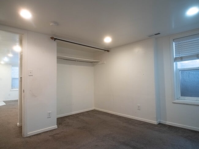 Building Photo - 382 400 S