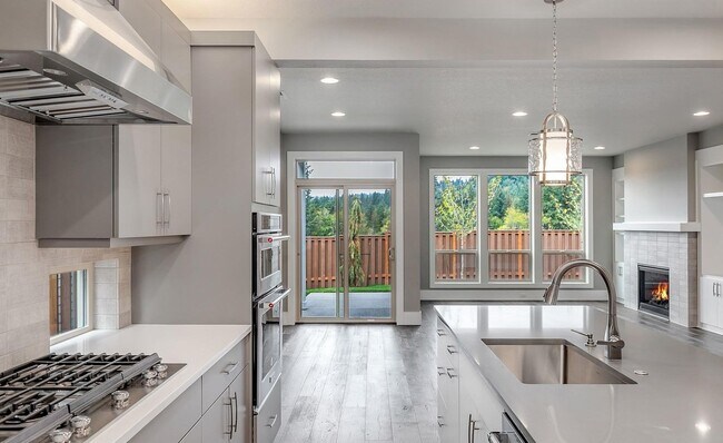 Foto del edificio - Bethany Stunner - 5 Bedrooms with Main-Level Bed & Bath, Modern Kitchen & Private Fenced Yard