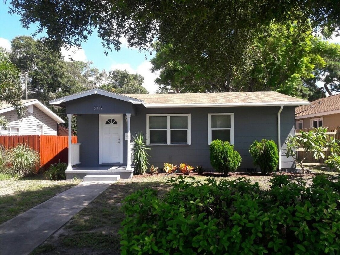 Foto principal - Beautifully Appointed 3/2 w Garage For Ren...