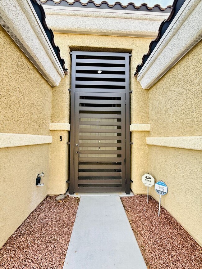 Building Photo - Welcome to this stunning 5-bedroom, 3-bath home located in the desirable Estates of Wigwam Ranch ...