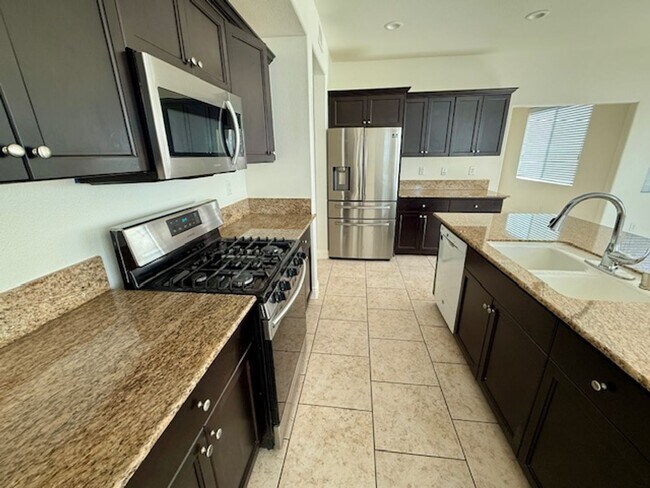 Foto del edificio - Beautiful Spacious 5 Bedroom Home located ...