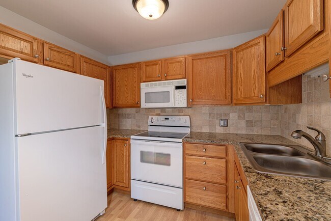 Foto del edificio - JUST LISTED: 2BDR/2BTH CONDO IN HEATHER GARDENS $2095 Available Oct. 1st