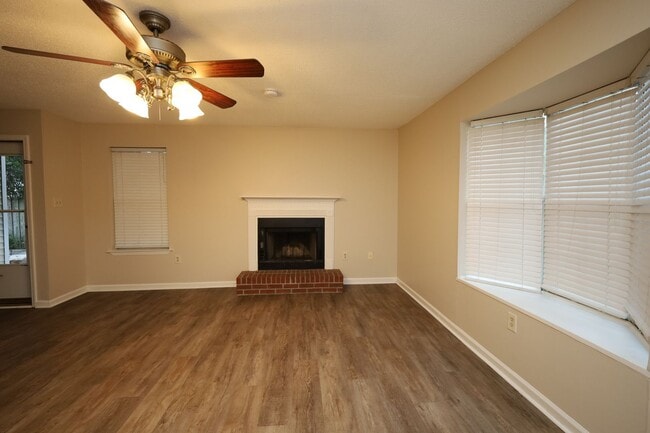 Building Photo - 2092 S Sherwood Dr