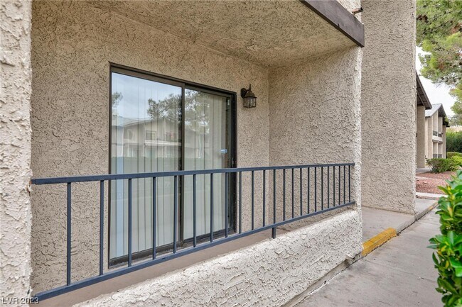 Foto del edificio - 1479 Tamareno Cir