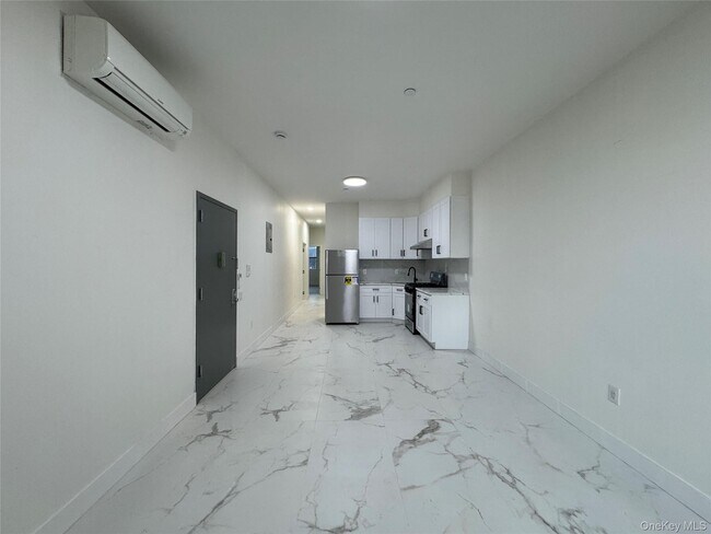 Foto del edificio - 101-12 Martense Ave