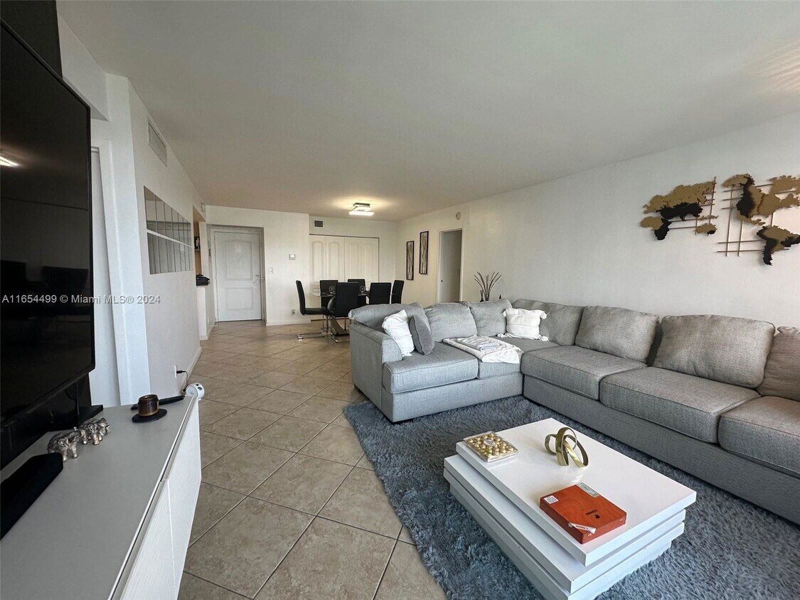 Primary Photo - 100 Bayview Dr