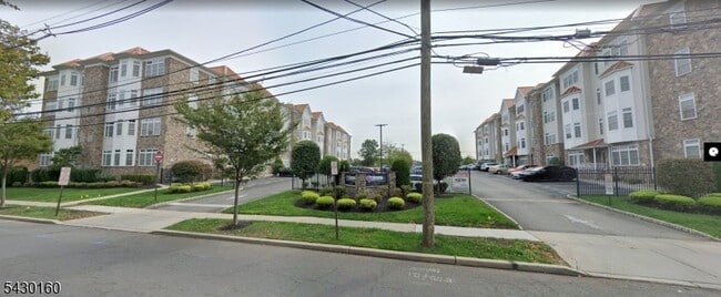 Building Photo - 102 E Elizabeth Ave