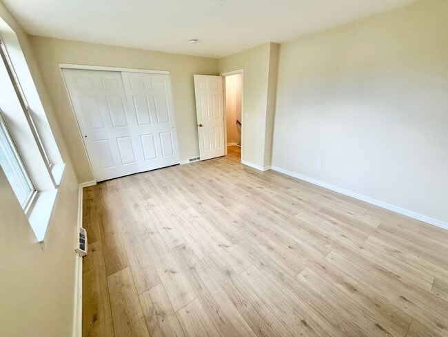 Building Photo - 2 Bedroom (+ Office) Home Burlington Available 8/1