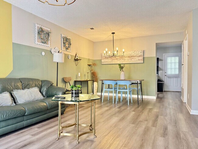 Foto del edificio - 1275 Sweet Pine Dr