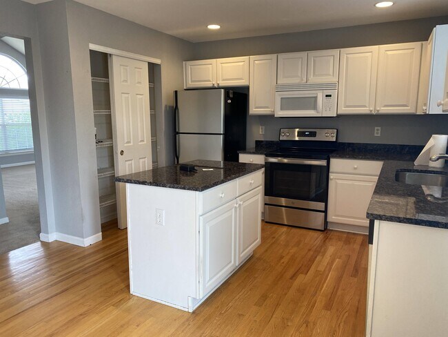 Building Photo - 11960 Meadowood Ln