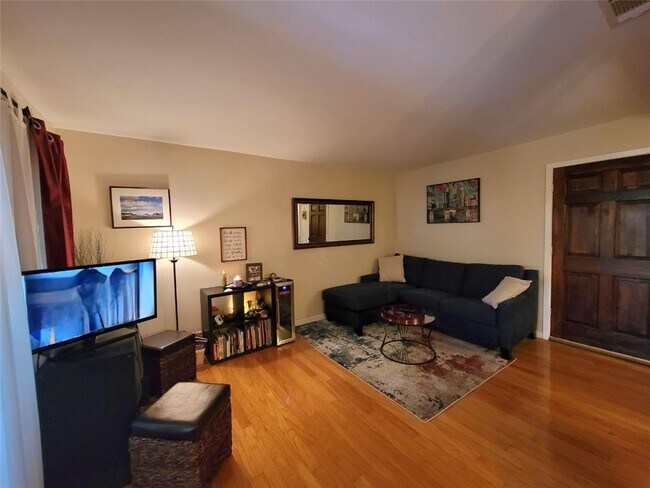 Foto del edificio - 6910 Hart Ln