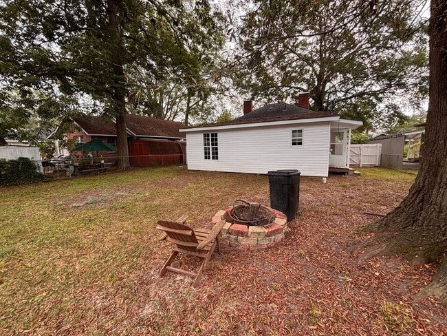 Building Photo - 3 Bedrooms, 2 Bathrooms - Home in Celenease!