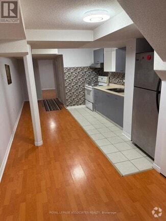 Building Photo - 435 Elson St
