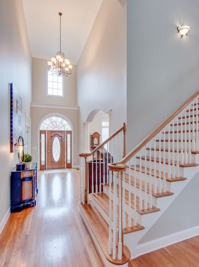 Foto del edificio - 5 Bedroom in Temple Hills! 4 Car Garage an...