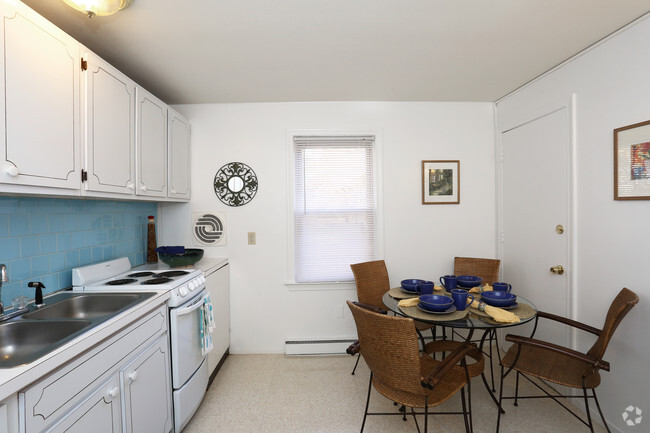 Eat-in Kitchen - Fox Run Apartments