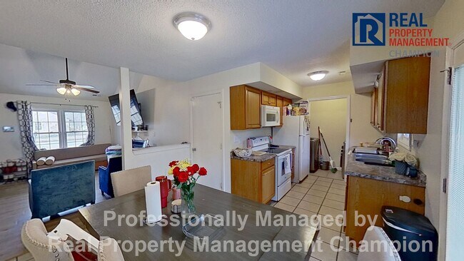 Foto del edificio - Adorable 3 BD/ 1.5 BA Home with Attached Garage and Large Fenced Yard