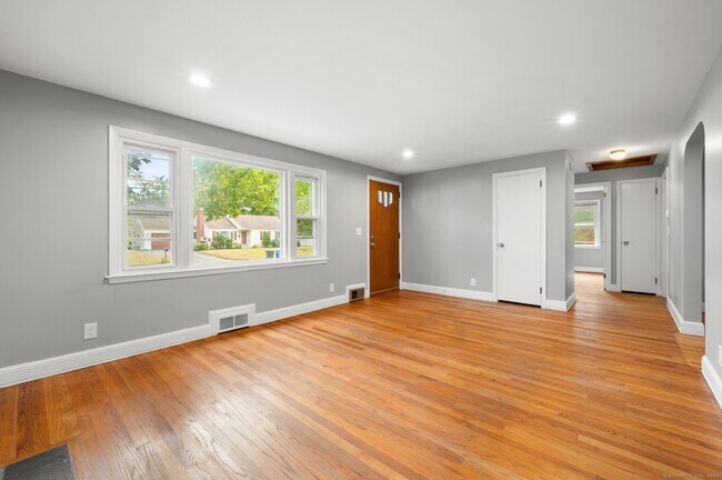 Foto del edificio - 21 Davis Rd