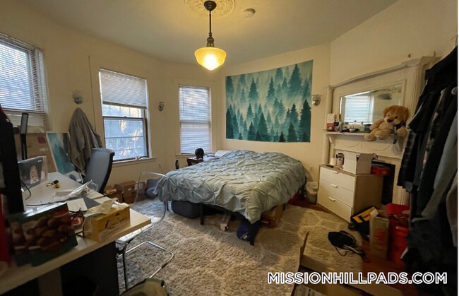 Foto del edificio - 64 Fisher Ave