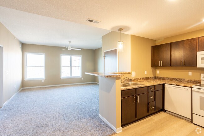 1BR, 1BA - 680SF - Cocina y sala de estar - Cedar Rapids Brickstone